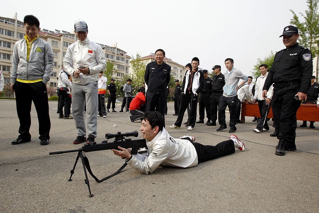 (青岛媒体谢绝下载)2011年5月4日,山东青岛,中国国家羽毛球队参观青岛