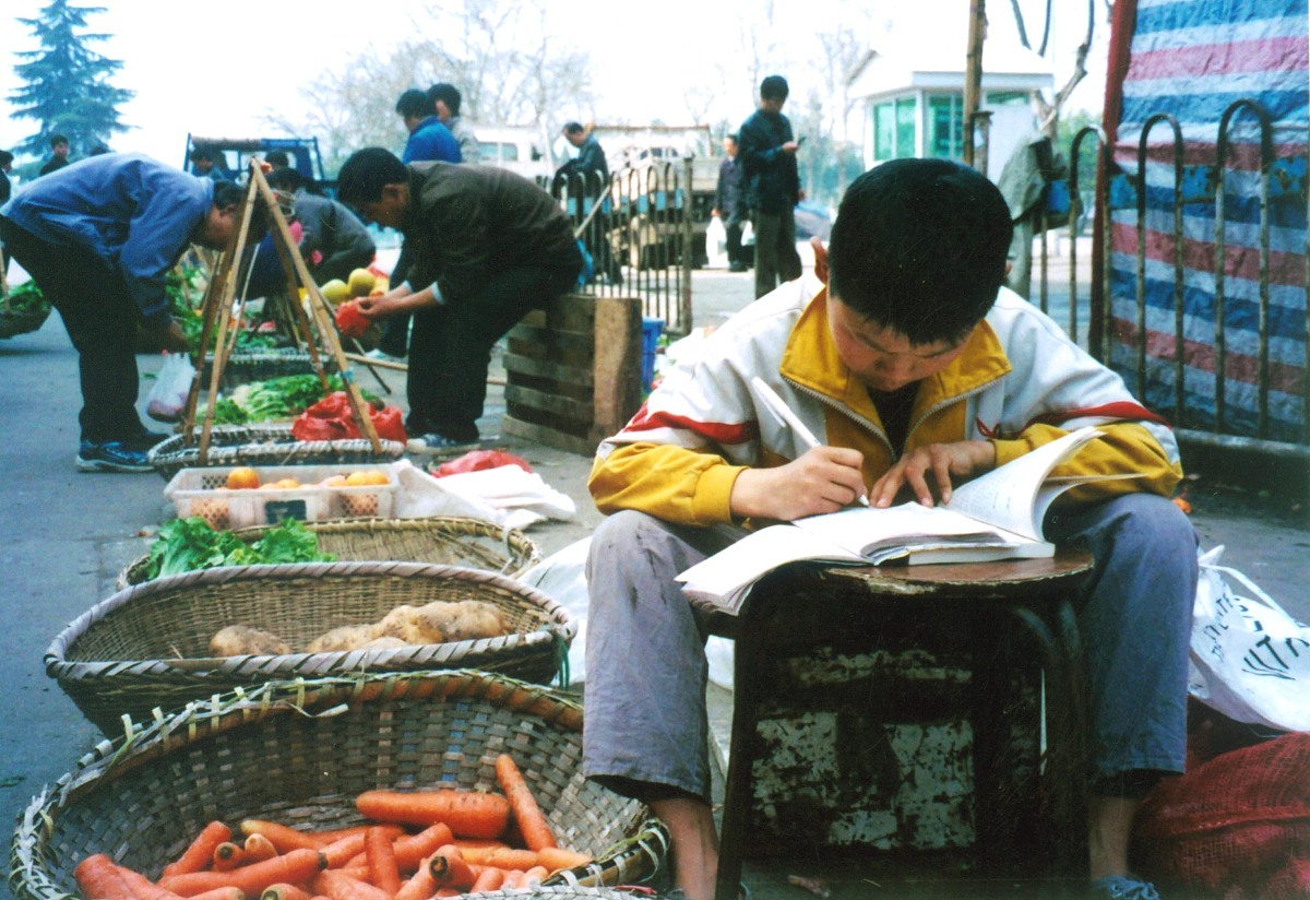 父母进城工作：至少一人移居经济发达地区