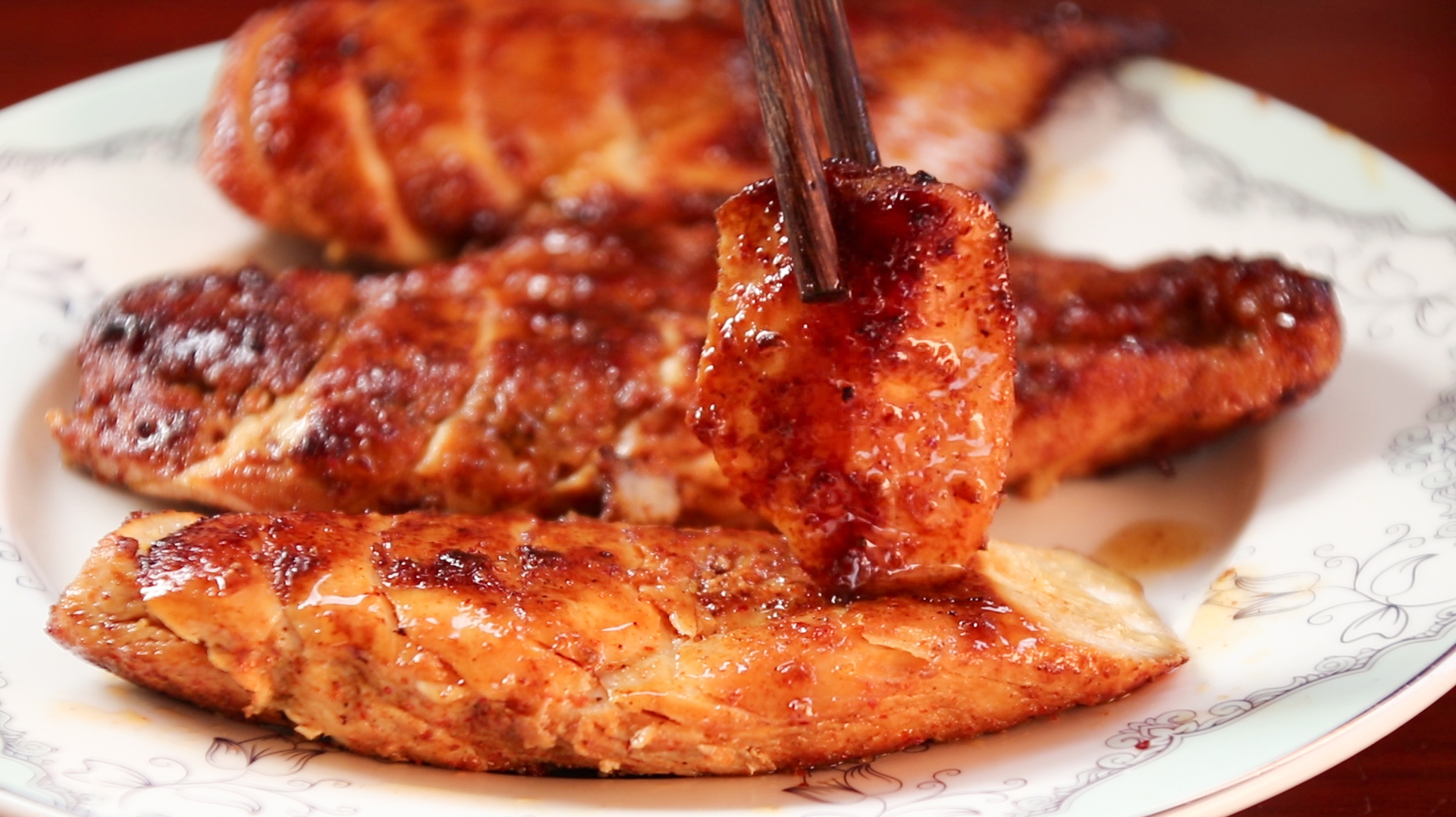 我家最爱的鸡胸肉做法,一下锅就香味四溢,既好吃又解馋