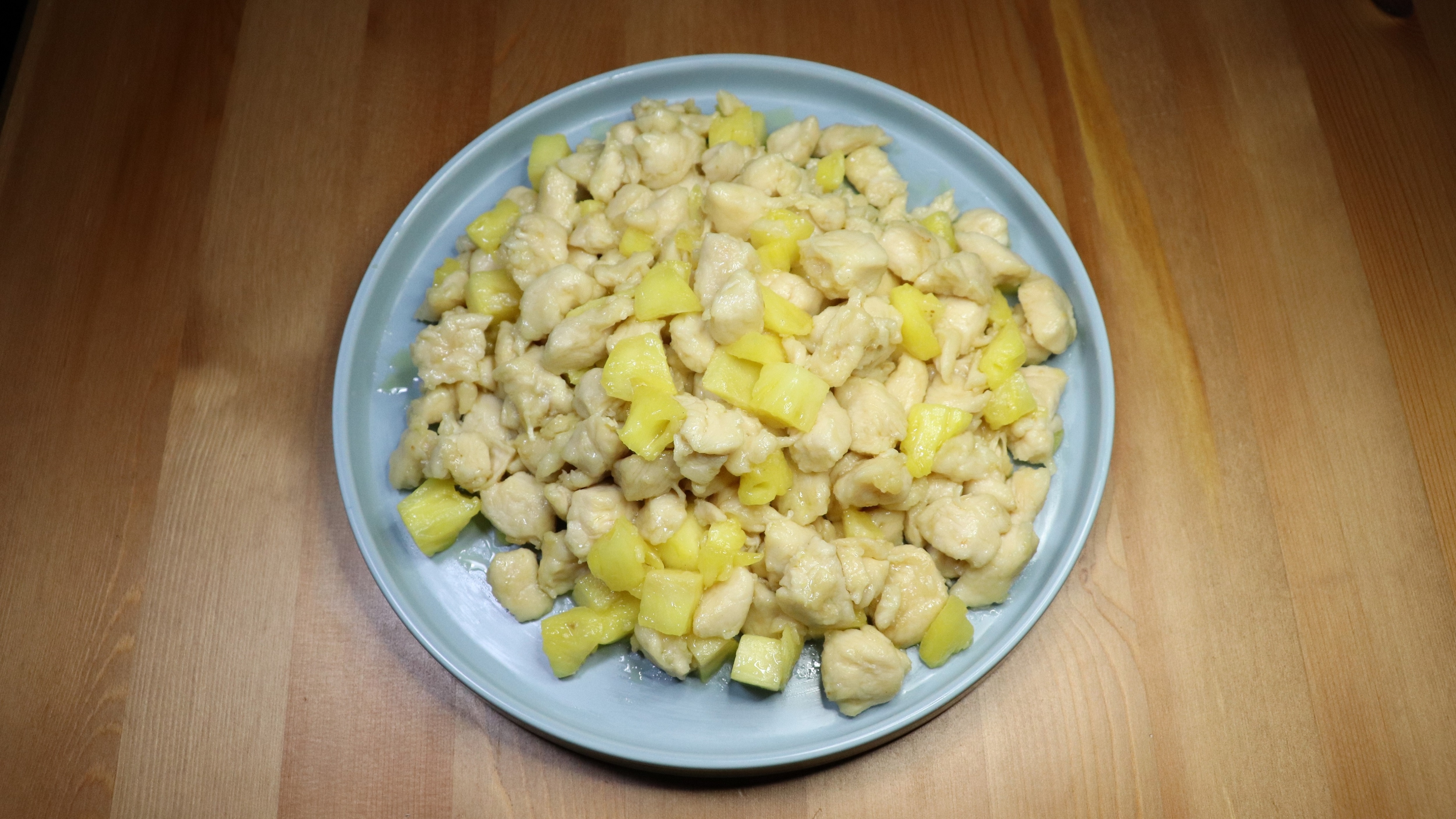 趁着菠萝大量上市的季节,用菠萝入菜,今天做的是菠萝鸡丁
