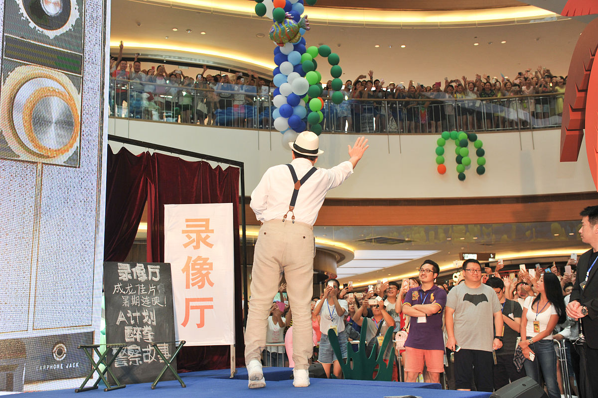 2016年7月12日,四川省成都市,电影《绝地逃亡》举行见面会.成龙