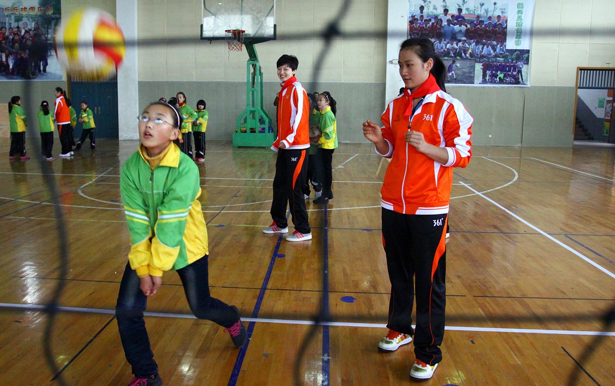 小学生颠球教学重难点解析：掌握技巧，玩转排球！