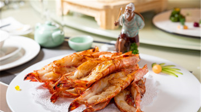日本最残忍的“活虾”料理,活蹦乱跳就被放置在铁板上烤!