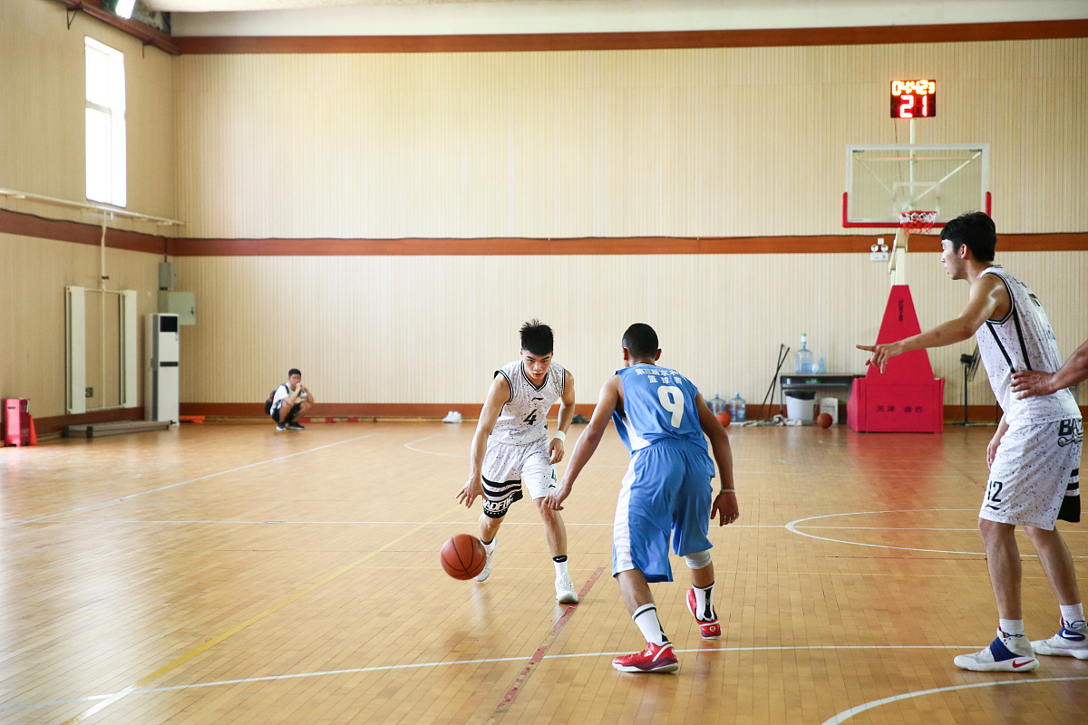 班级对抗赛主持词：点燃激情，展现风采！