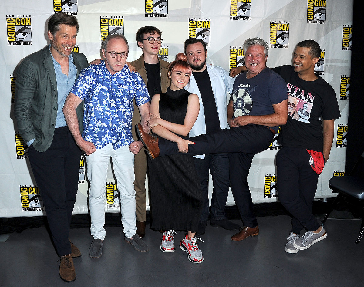 请帮我分析电视剧权力的游戏与小说原著冰与火之歌之间的剧情区别