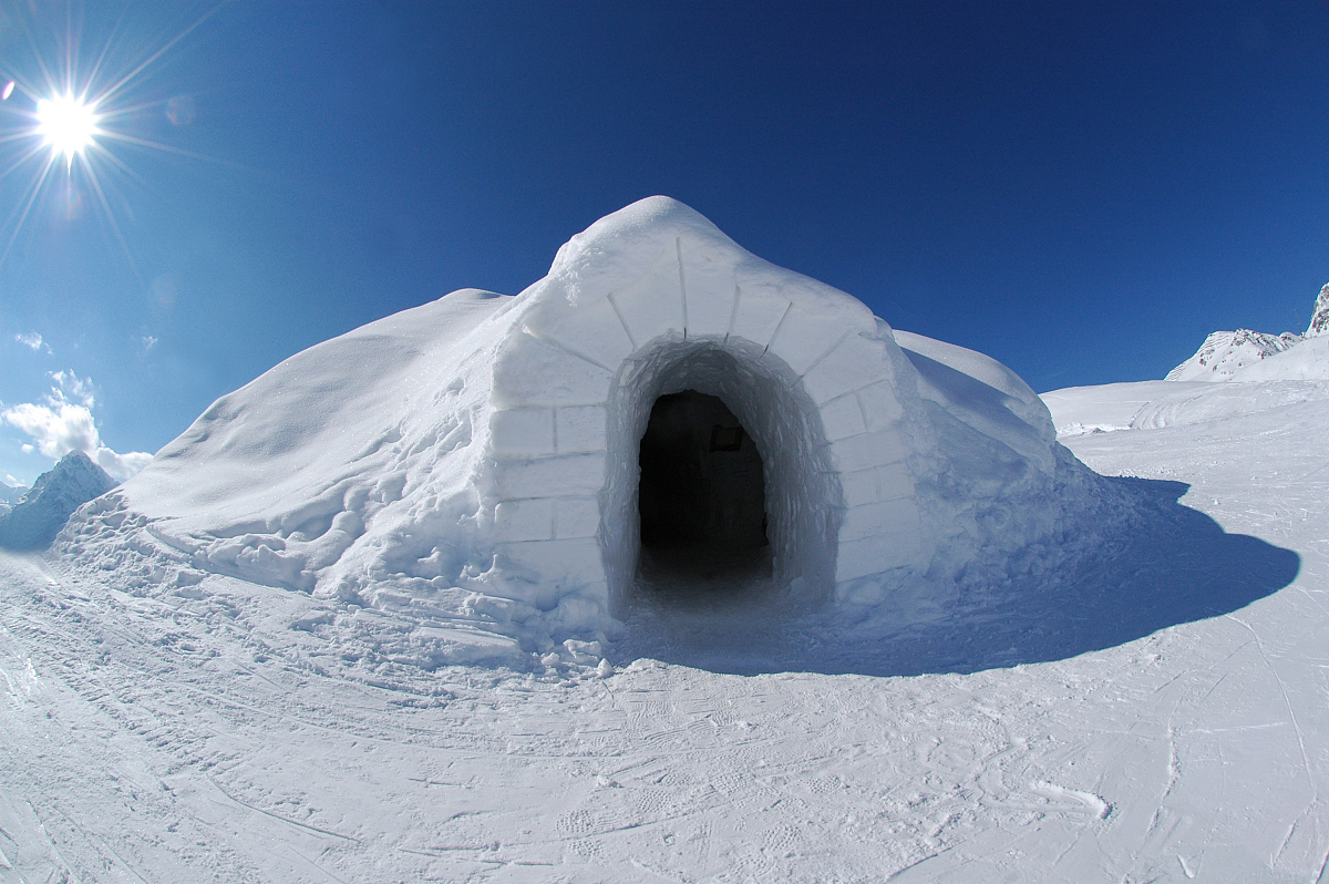 2014年12月4日消息(具体拍摄时间不详),坐落在瑞士高山上的"冰雪酒店"