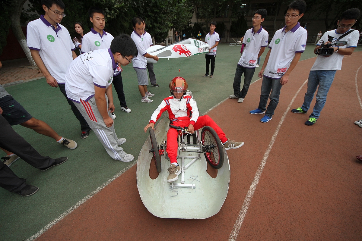 ***_***2014年09月16日,在山东烟台鲁东大学,试车手坐进驾驶座后,学生