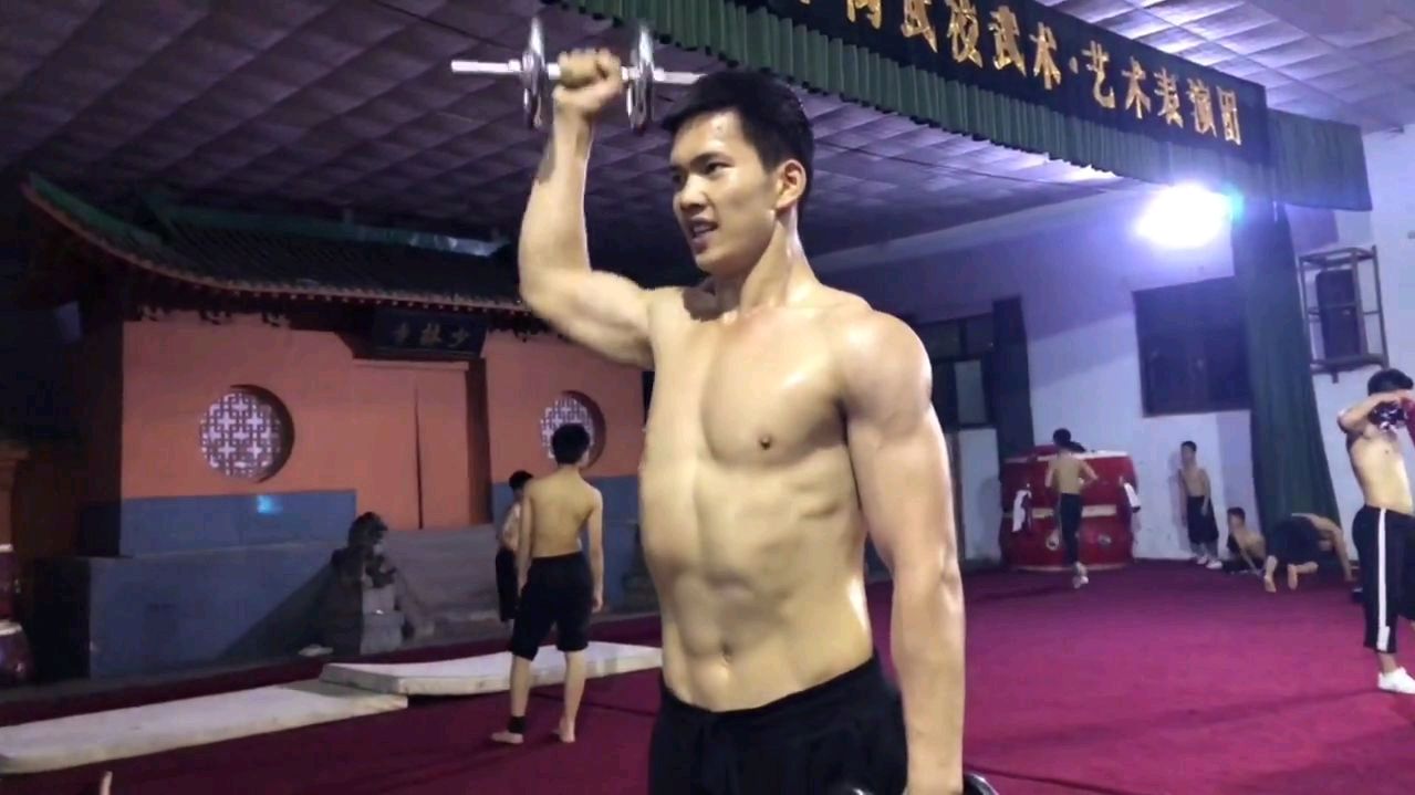 功夫男孩大秀肌肉,原来是这样练出来的,真心羡慕!