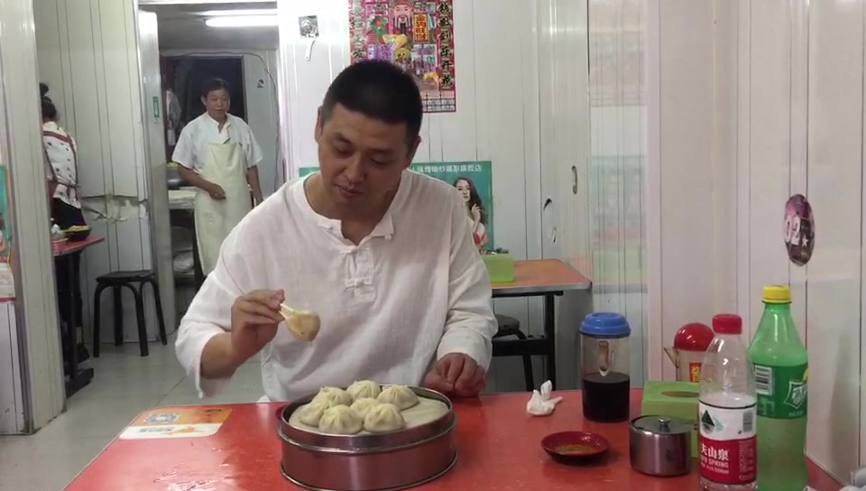 南京灌汤包的正宗吃法!东北佳木斯小伙:汤要倒掉免得烫嘴