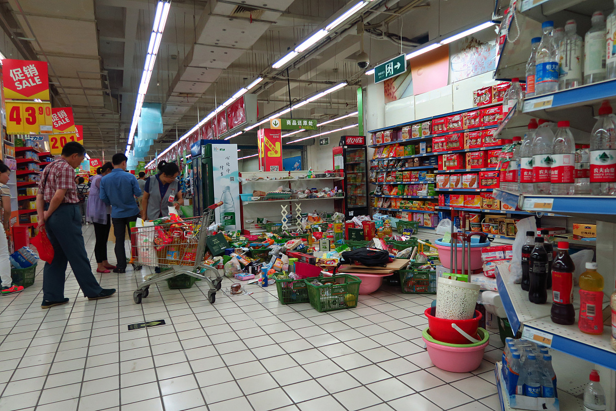 2016年06月08日,河南省郑州市,端午节前一天,郑州一家超市的商品遭市