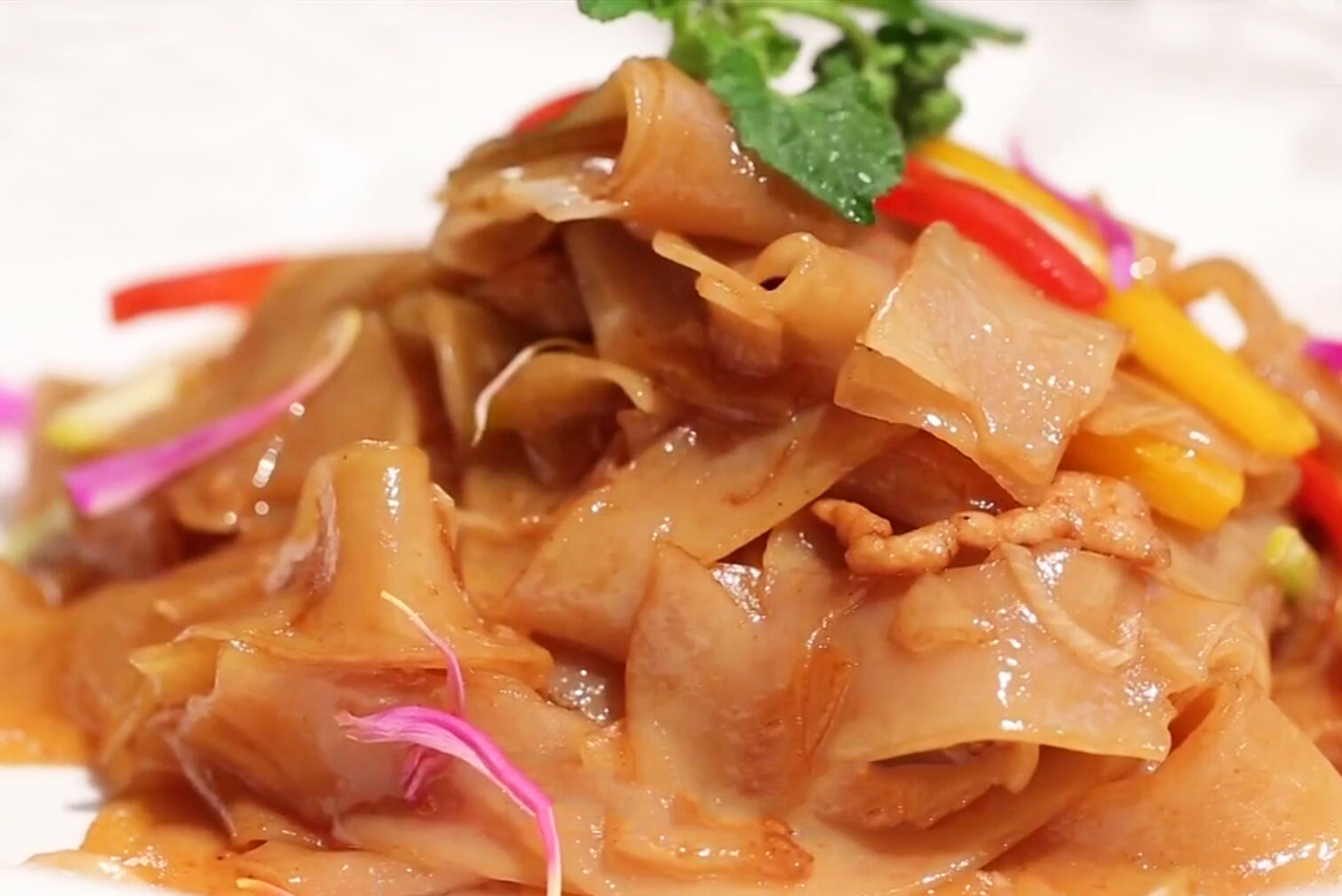 凉皮做法大有门道,简单一个小窍门,就能快速入味还不碎