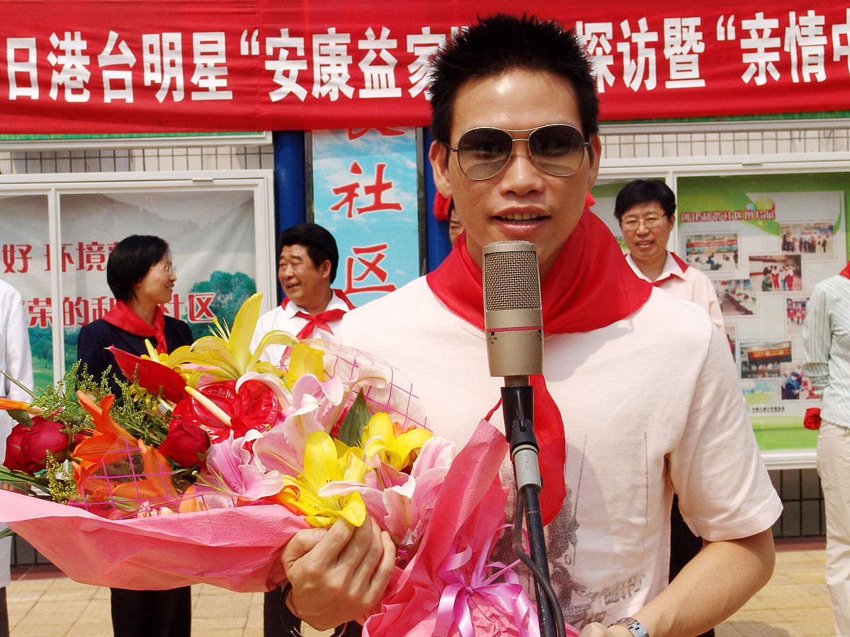 2005年5月28日,北京,香港著名歌星许志安,苏永康作为"安康益家"的明星