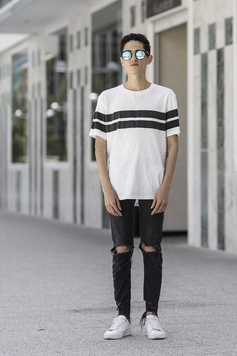 男大学生穿蓝白条纹T恤搭配什么裤子比较好？