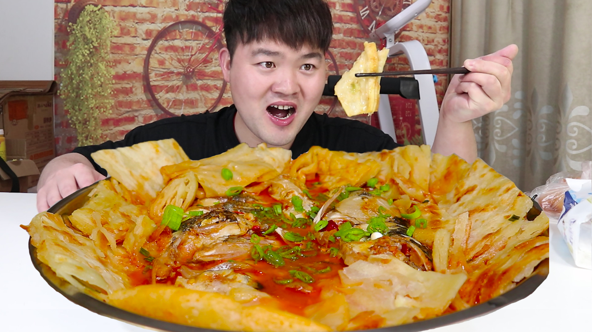 老猫今天做鱼头泡饼,北京传统名菜,这样的鱼汤泡啥都香