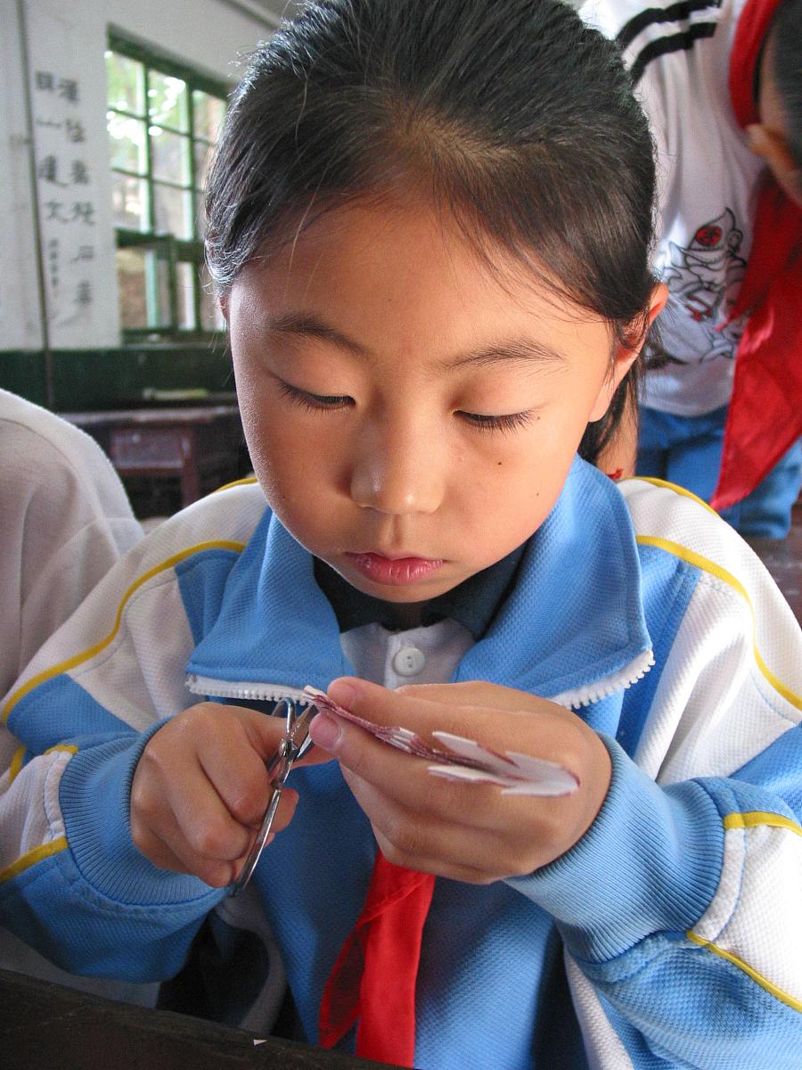 2004年9月7日,济南市县西巷小学,今年开设了"剪纸课",孩子们认真地学
