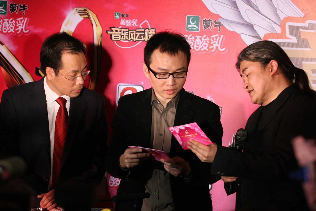 2007年4月8日,第七届蒙牛酸酸乳音乐风云榜在北京举行,刘欢等评委在新