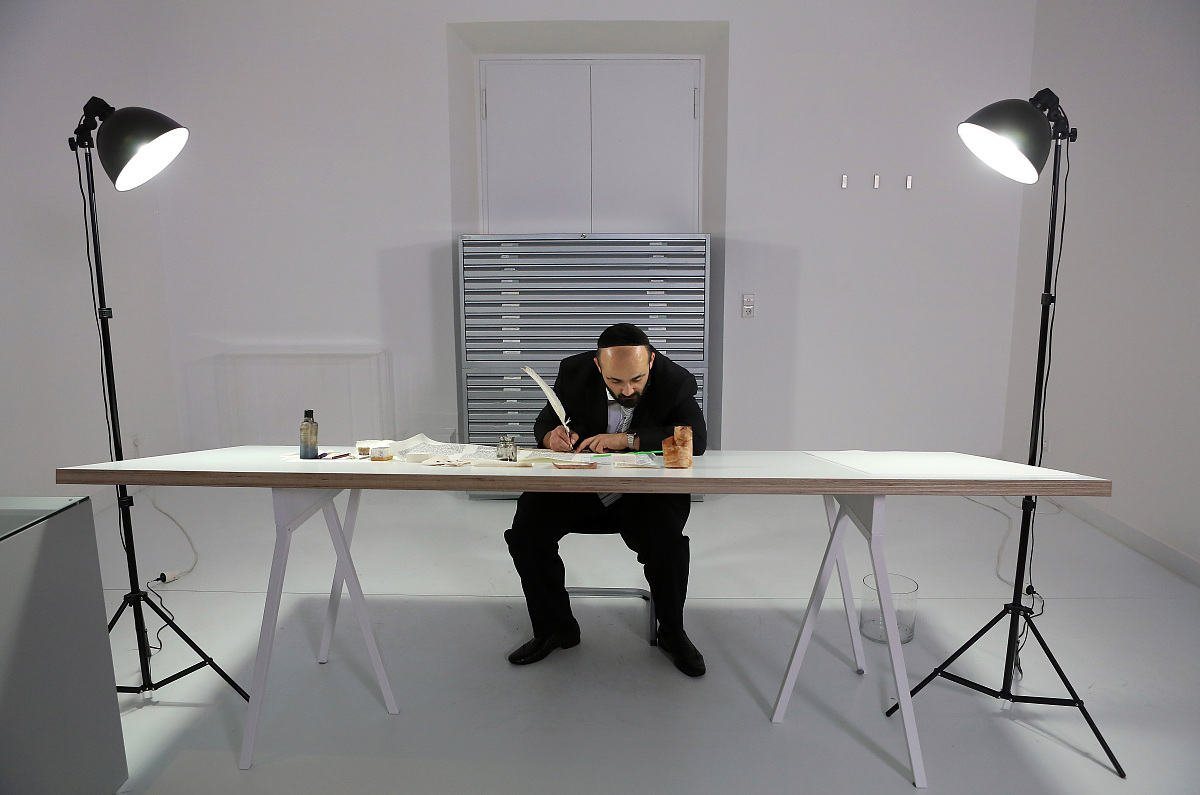 当地时间2014年,德国柏林,犹太博物馆中,抄写员在抄写《摩西五经 》,