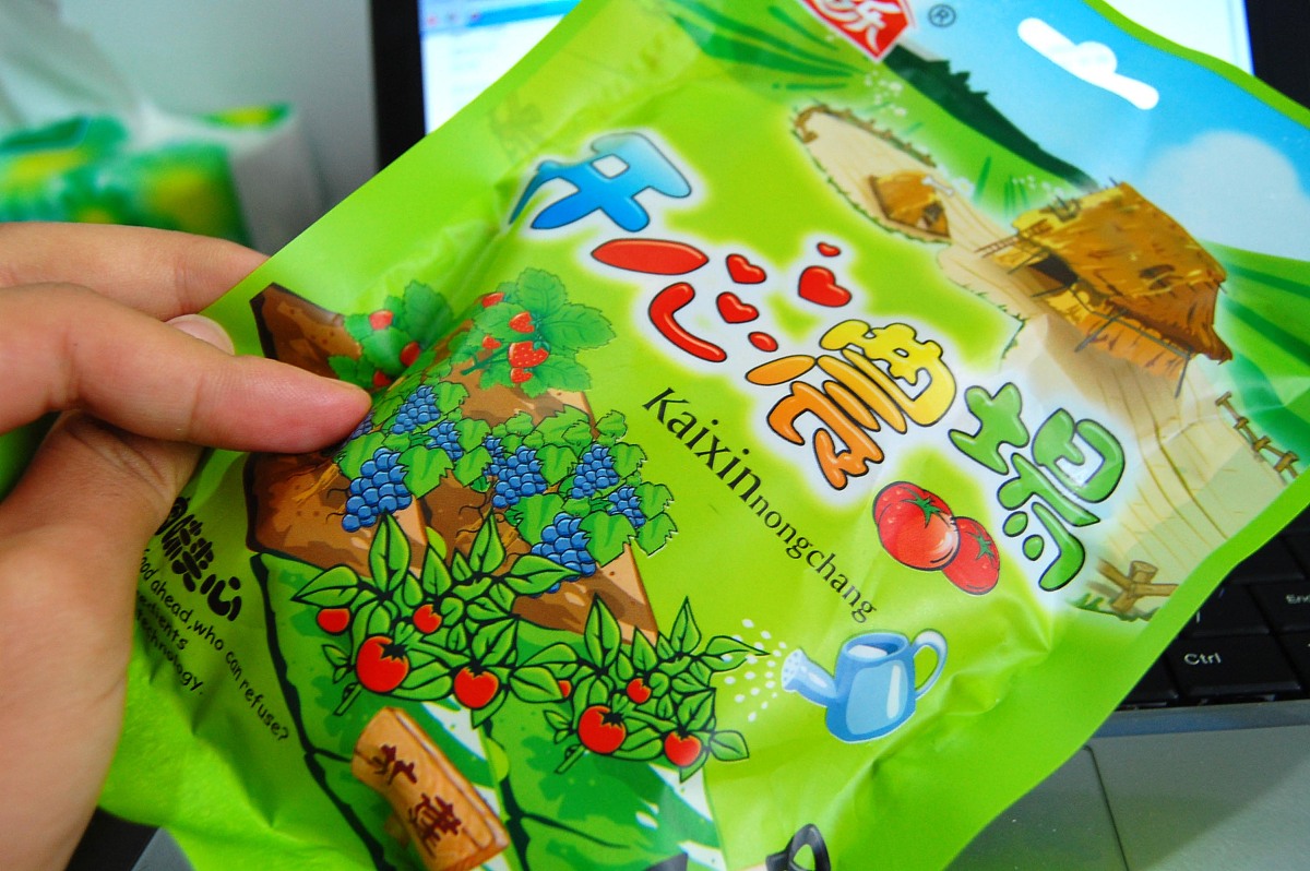 伟龙食品旗舰店直播：香葱鸡片饼干40亿片热销，直播间特价29.9元！