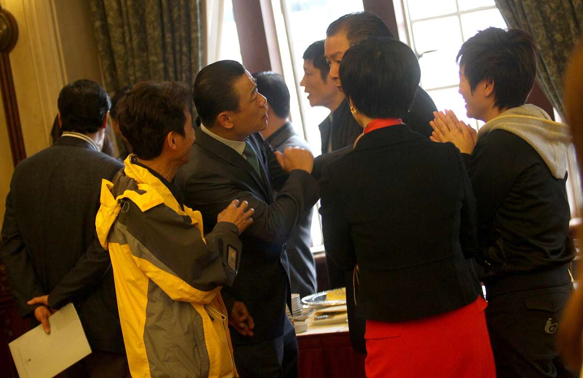 2012年4月9日,上海,久未露面的周立波与老婆胡洁搞笑现身锦江饭店用餐