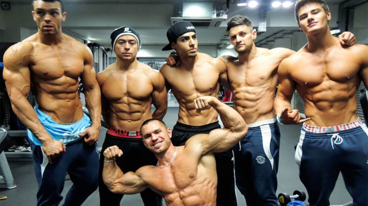 看着都冷!肌肉男寒冬秀身材,路人纷纷拥抱他们