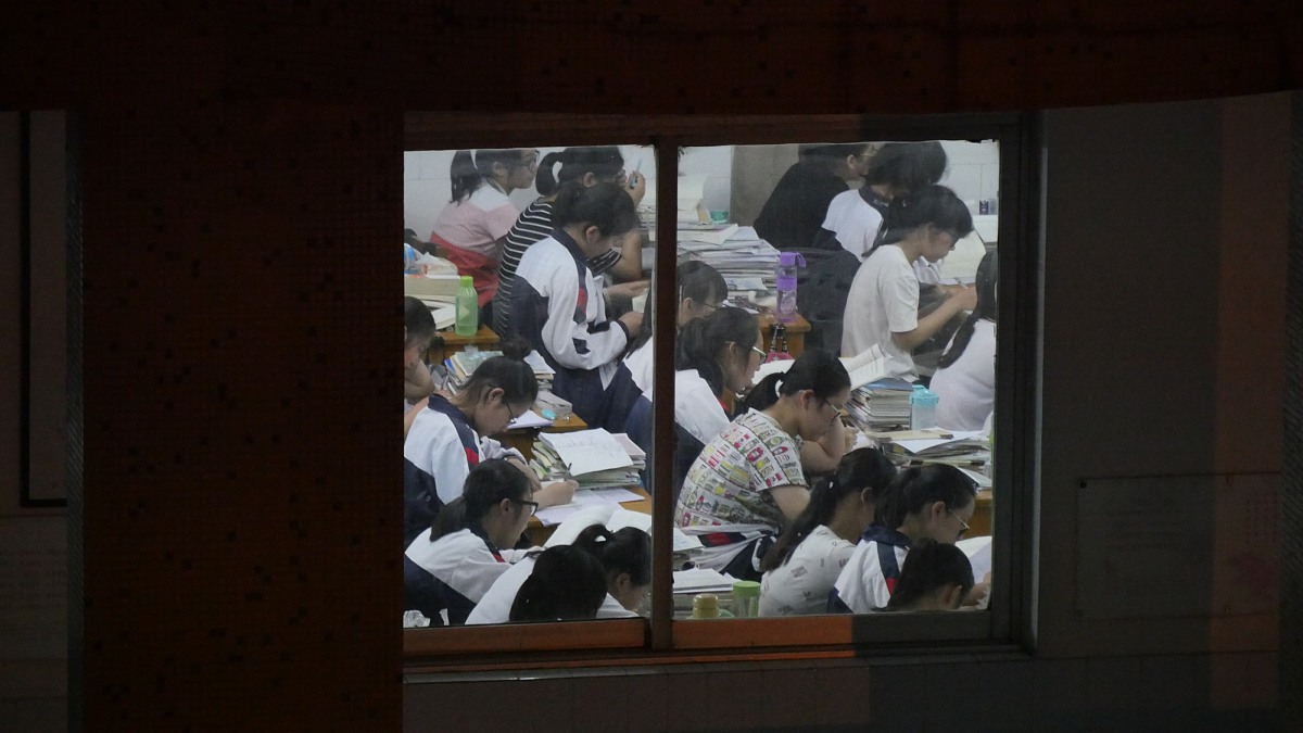 因为自己不想上晚自习从早上就开始想。跟同学自习课传纸条问要不要请晚自习问同学哪个老师看晚自习。然后打电话给妈妈让妈妈帮忙请假妈妈由于不知道请假流程导致请了假但是老师不知道。我走了但是纸条留在桌上老师看到了我问是哪个老师看晚自习同学回答我说是班主任看晚自习我说是班主任的话那我得跑快点。老师对我随便很散漫的请晚自习以及看人下酒菜对待老师不一样的态度区别对待老师很生气发了很大的火我应该怎么办？