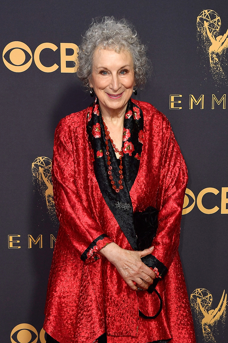 列举玛格丽特·阿特伍德的小说《使女的故事The Handmaid’s Tale》中的故事人物含对应的汉语名字及其所患病症并进行详细描述。