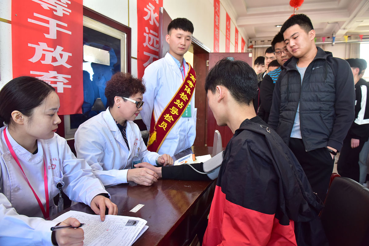 青年党员高同志宣讲智慧医院解决方案：践行党建，引领成长