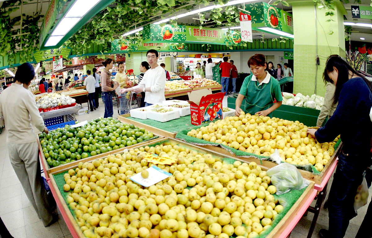 2006年9月26日,市民在选购新鲜的蔬菜,水果.国庆节将至,沈阳市各蔬菜,