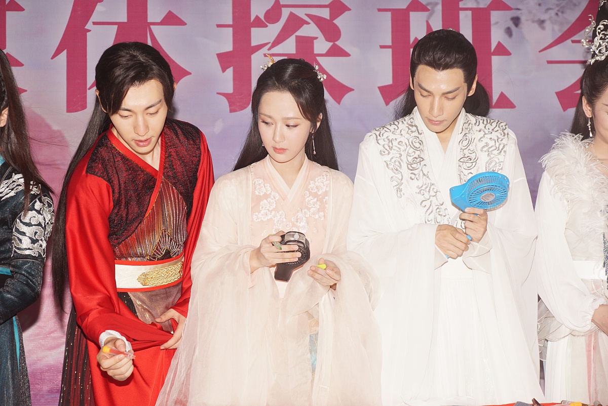 钟汉良、袁冰妍主演古装剧《倾城亦清欢》4月爱奇艺待播，袁冰妍或将复出