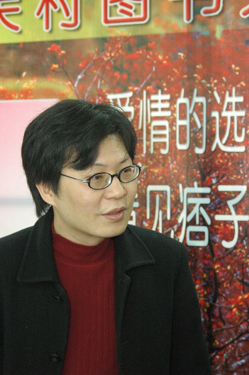 2005年11月8日,北京,台湾著名网络作家蔡智恒签售最新<strong>小说</strong>《孔雀森林