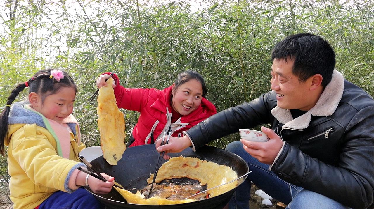 [图]胖妹1家3口堆雪人，然后炖锅小鱼贴饼，又香又辣，老公吃过瘾了