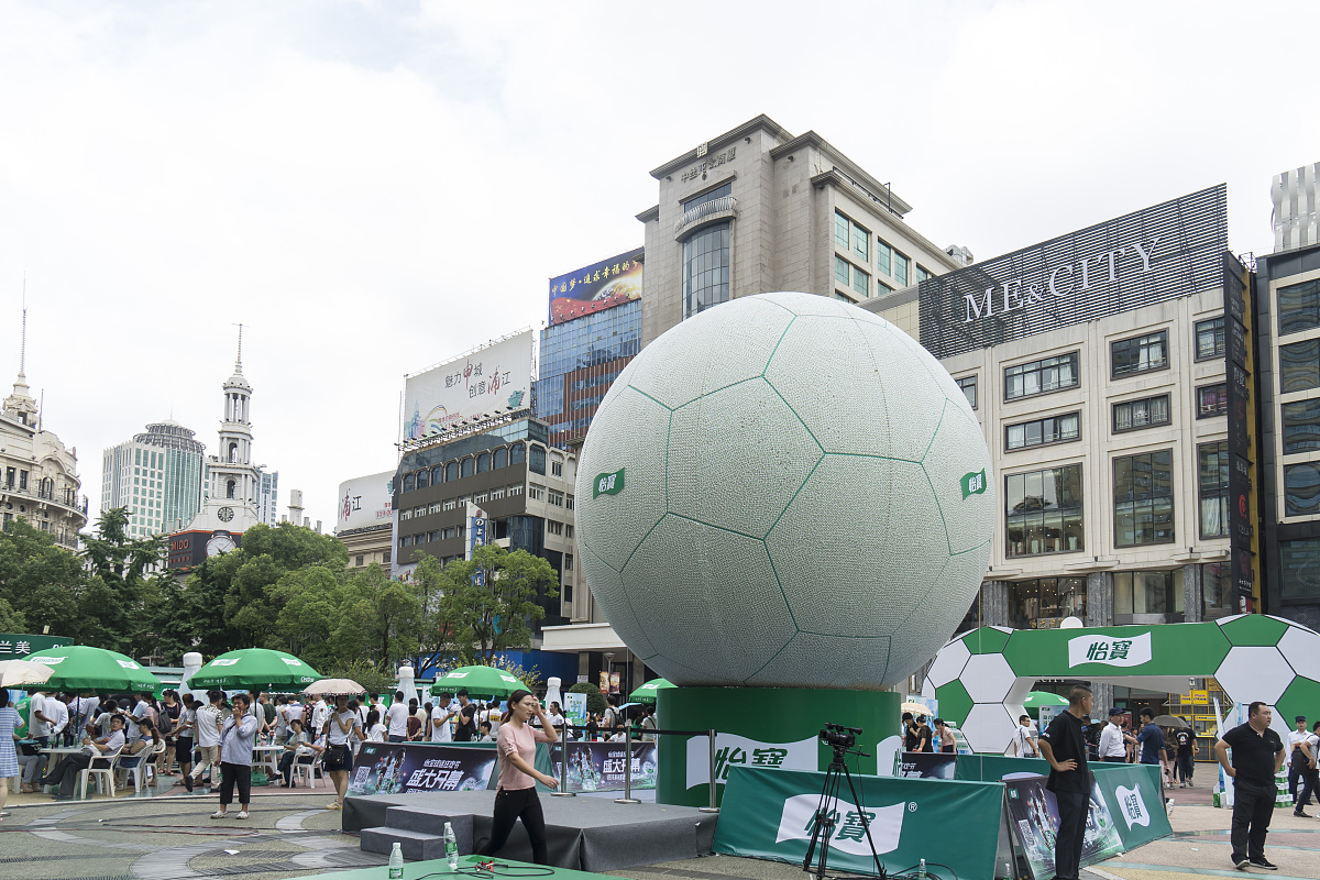 2016年7月10日,上海市,欧洲杯决赛活动16万瓶盖拼足球,球星出席活动,