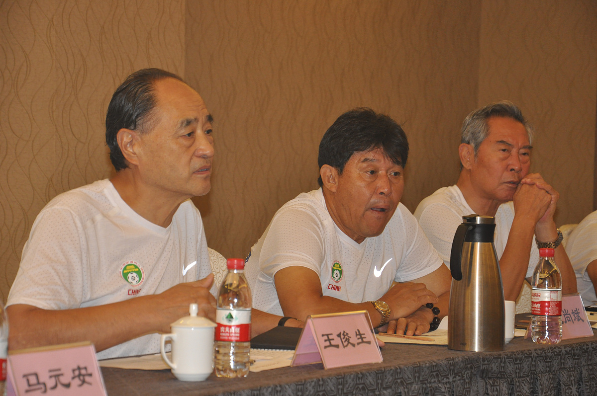 2017年8月23日,山东济南,8人组成的中国足球名宿辅导团今天专程来到济