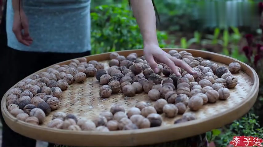 李子柒古香古食:山里找来的食材 制作美味补血的芝麻红枣阿胶糕
