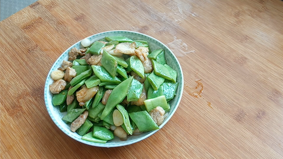摘一把扁豆角,配一块五花肉,满满的小时候记忆里的味道