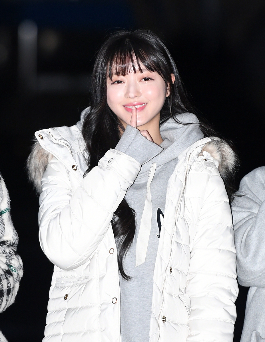 心好累!裴秀智脚底打滑险摔倒  捂脸害羞少女感十足