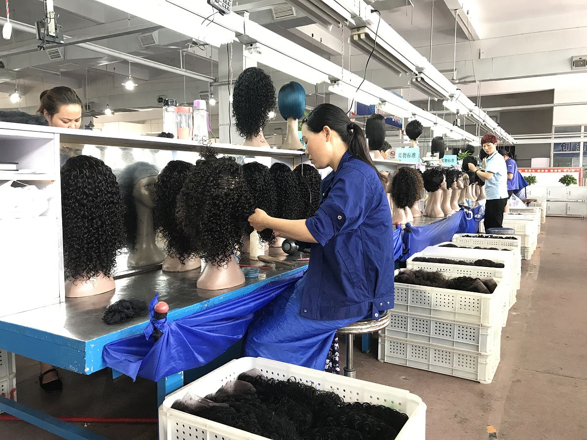 2018年7月3日,河南许昌.女工正在加工假发.曾经有几十年的时间,假发成