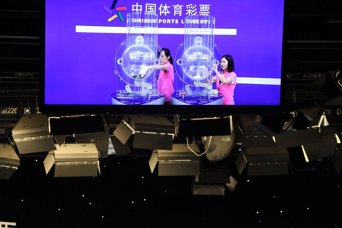 2015年8月3日,北京,体彩超级大乐透开奖现场.***_***2015年8月3日,北