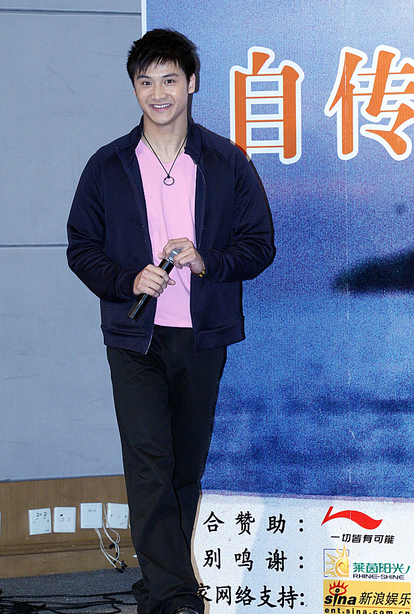 2006年3月16日,北京,奥运跳水冠军田亮推出自传新书《最亮的十米》.++