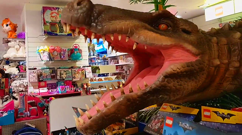 小萝莉逛玩具超市,巨大仿真电动玩具鳄鱼