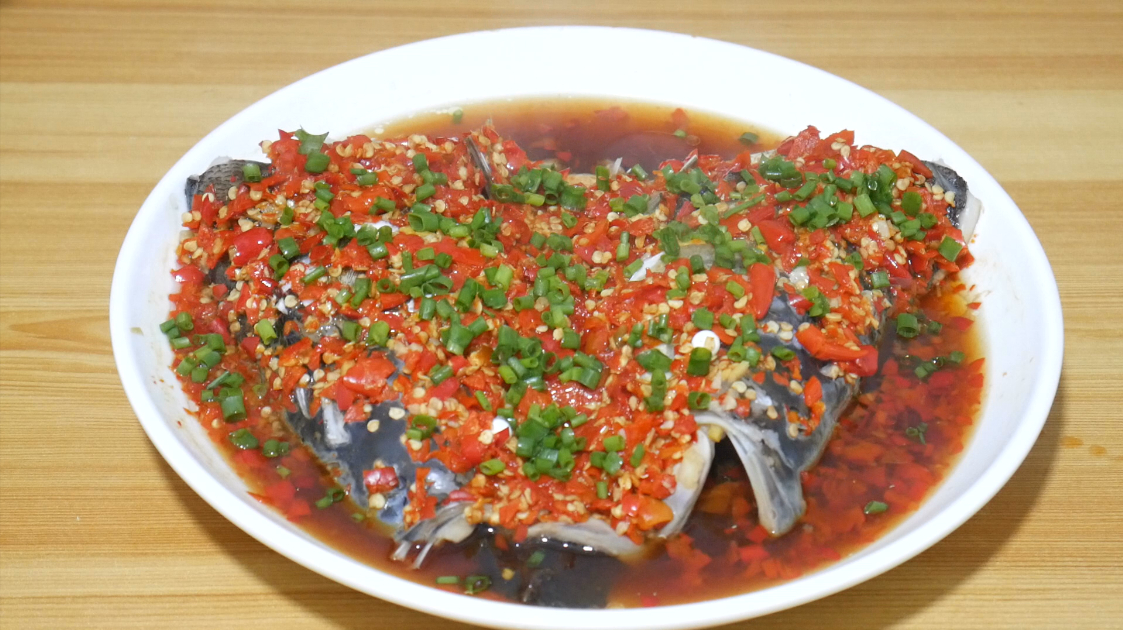 这才是湖南剁椒鱼头的正确做法,太香了,下酒又下饭,做法很简单