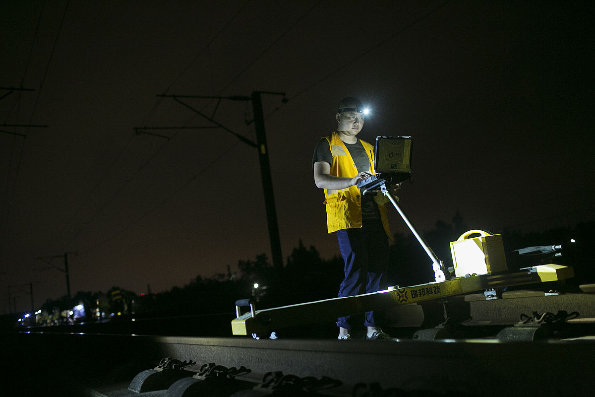 成都高铁学校颁发证书：高铁驾驶员、维修工、安全管理人员等