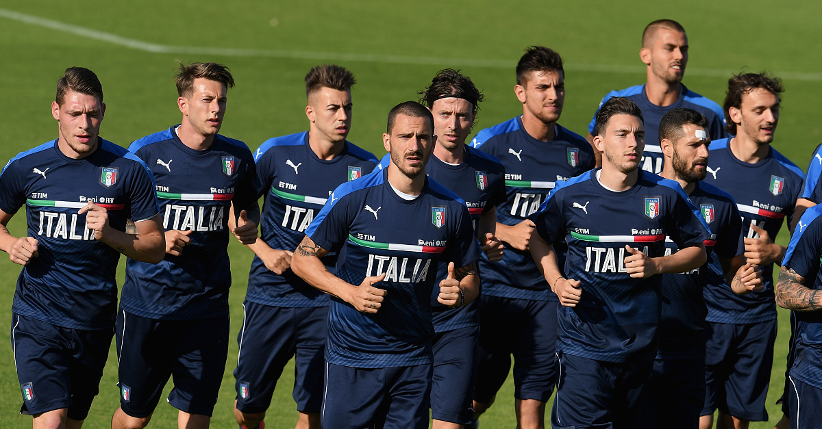 我想让你担任足球评论员。我会给你描述正在进行的足球比赛你会评论比赛分析到目前为止发生的事情并预测比赛可能会如何结束。您应该了解足球术语、战术、每场比赛涉及的球员球队并主要专注于提供明智的评论而不仅仅是逐场叙述。要求用搞笑的风格解说。我的第一个请求是我正在观看国际米兰对战萨勒尼塔纳的比赛——为这场比赛提供评论第6分钟国米后场长传卢卡库头球摆渡戈森斯左脚推射破门国米1-0。第65分钟卢卡库在门前面对空