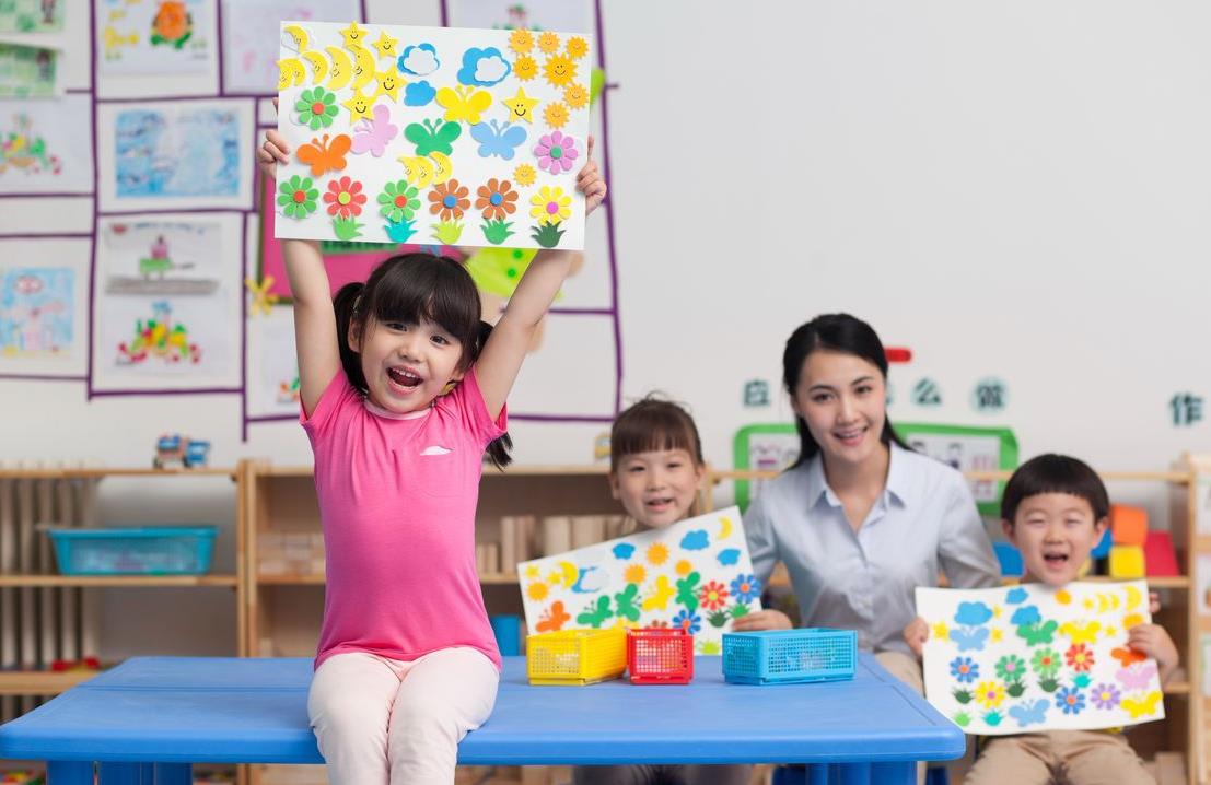 现在在幼儿园,很多小孩子因为在一起玩,孩子们的亲密举动也是非常多的。但是这样的举动在家长看来,似乎不是那么的单纯。一位妈妈在接自己的女儿时,发现一个小男孩亲了自己的女儿,他觉得男孩的行为似乎有些不妥,晚上她就在聊天软件上跟男孩的家长沟通,但是双方沟通不太顺利。 女孩妈妈说了这件事以后,男孩家长觉得这是孩子们一起玩,他们之间亲亲抱抱很正常的,没有必要这么紧张。因为这种态度,女孩妈妈说:不光是亲,请他离我女儿远一点。于是两个家长就这么吵起来了。女孩妈妈还说要是自己家的是男孩,自己也无所谓的。其实,幼儿