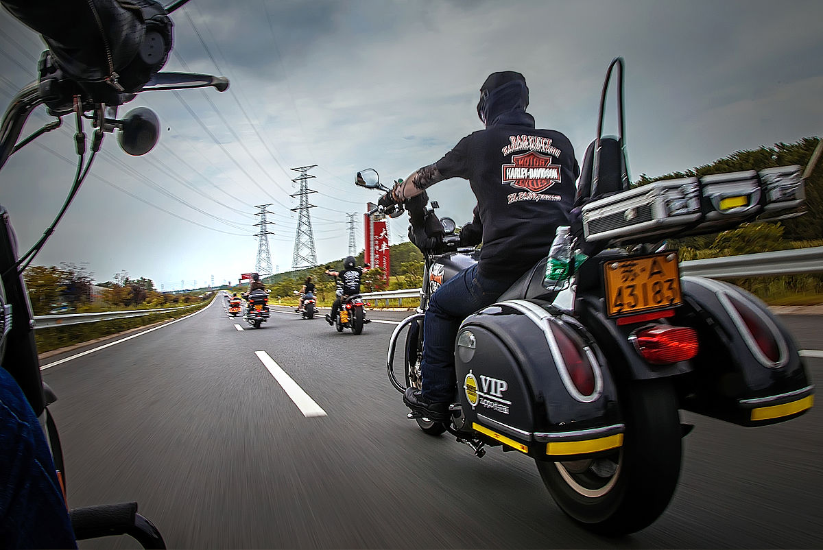 英文翻译：在E RIDE PRO我们的故事源于对大自然的无尽热爱以及对可持续发展的坚定承 受着重新定义冒险的渴望 我们是一群电动越野摩托车爱好者并且公司拥有20年摩托车行业从业经验。我们的产品不仅减少了对化石燃料的依赖还降低了大气污染的程度。我们致力于提升电动摩托车的性能和续航能力以满足消费者对于舒适性和可靠性的追求。我们也致力于改进电动摩托车的悬挂系统、制动系统和车身设计以提供更好的操控性和安全