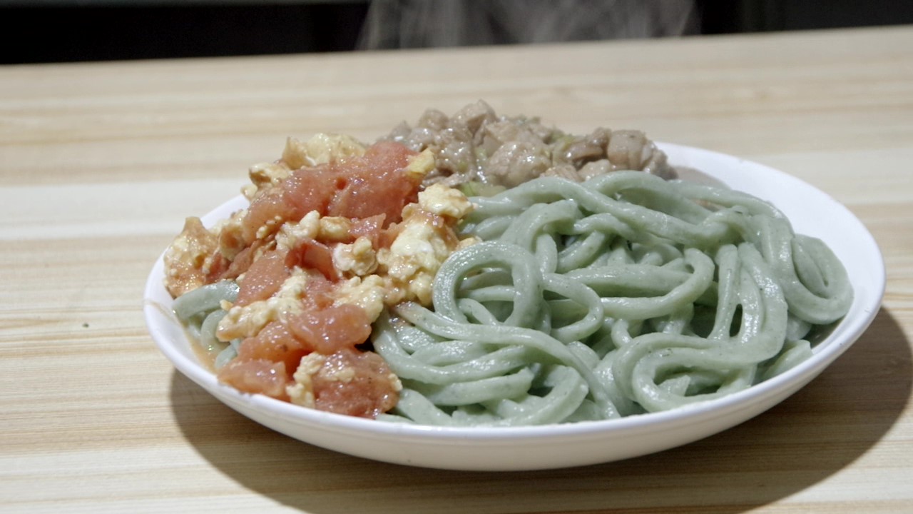 西北农村的拉条子,西红柿鸡蛋菠菜面,一碗敬远方,一碗敬故乡!