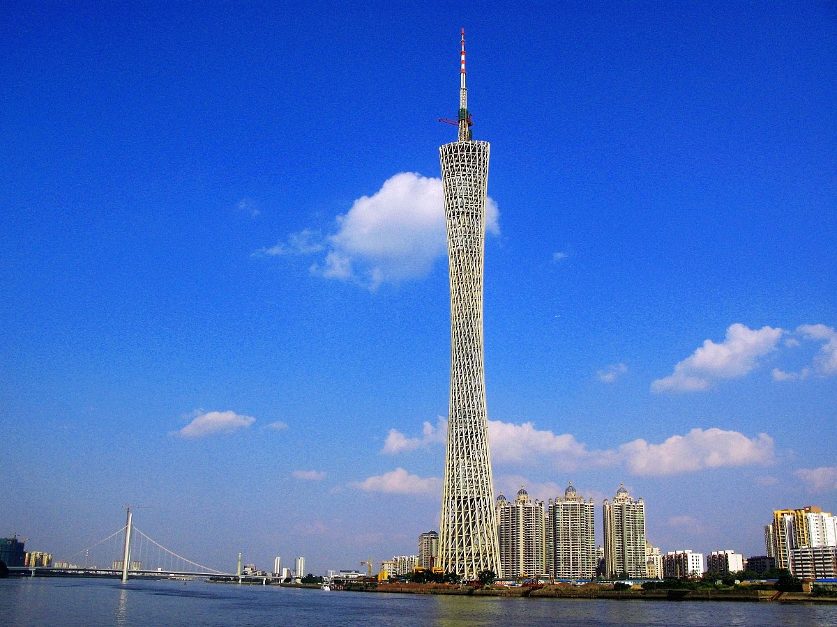 ***_***2009-06-04,广州新地标,蓝天白云下珠江河畔的广州新电视塔.++