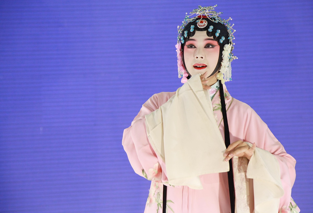 ***_***2013年09月19日,江苏省南京市,昆曲演员单雯(饰演杜丽娘)在表