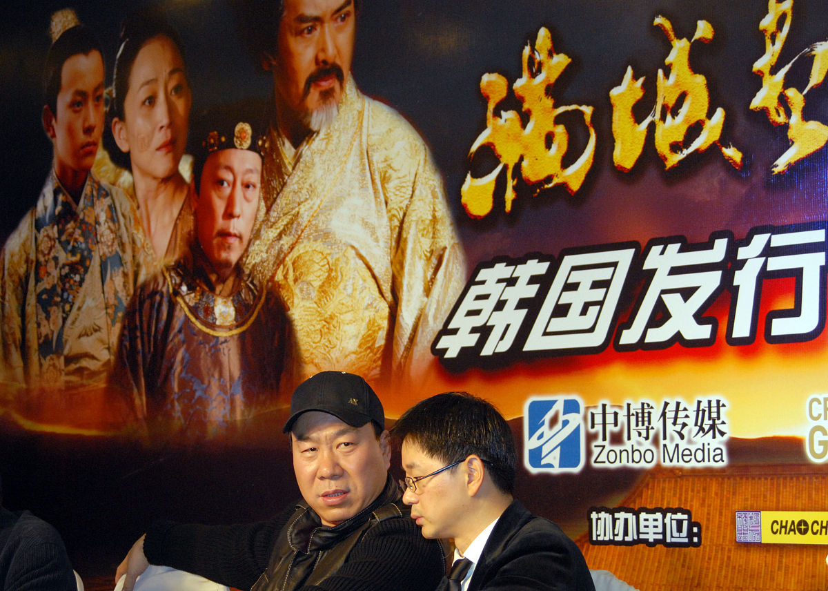 张伟平与韩国总代理陈伟明在《黄金甲》的北京记者会上.+++_+++满城尽