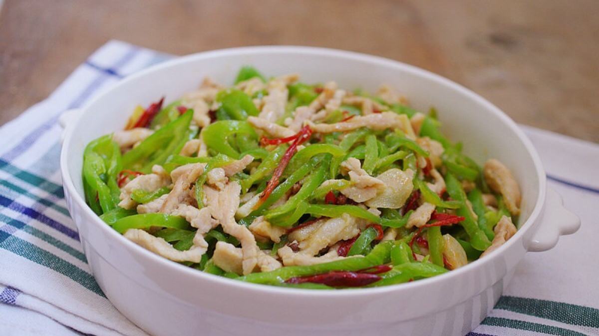 青椒炒肉就这样做,炒出来肉丝嫩滑,味道鲜美,经常吃也不腻